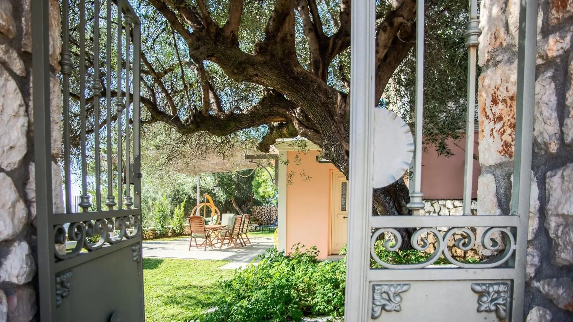 The Cerulean Villa - The Concord Of Blue And Green Mousata Grecia
